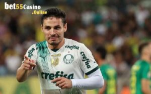 Raphael Cavalcante Veiga, nascido e criado em São Paulo, é um futebolista brasileiro que trilhou sua carreira com dedicação e superação.